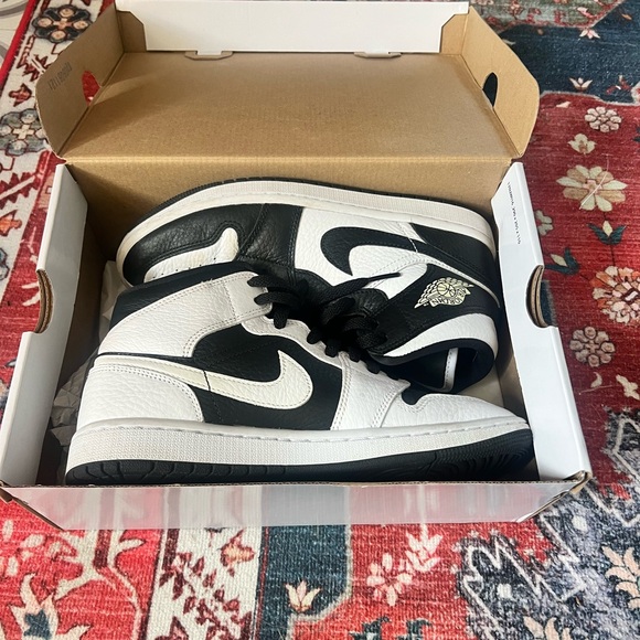 Air Jordan 1 Mid SE Homeage Sneakers
